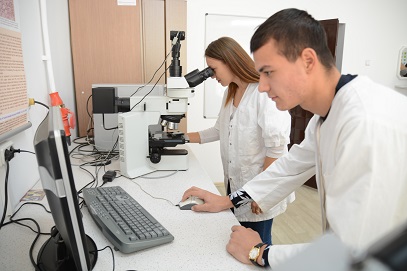 Studenți în laborator