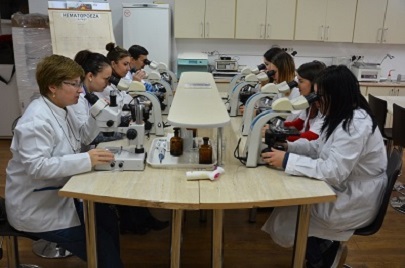 Studenți în laborator